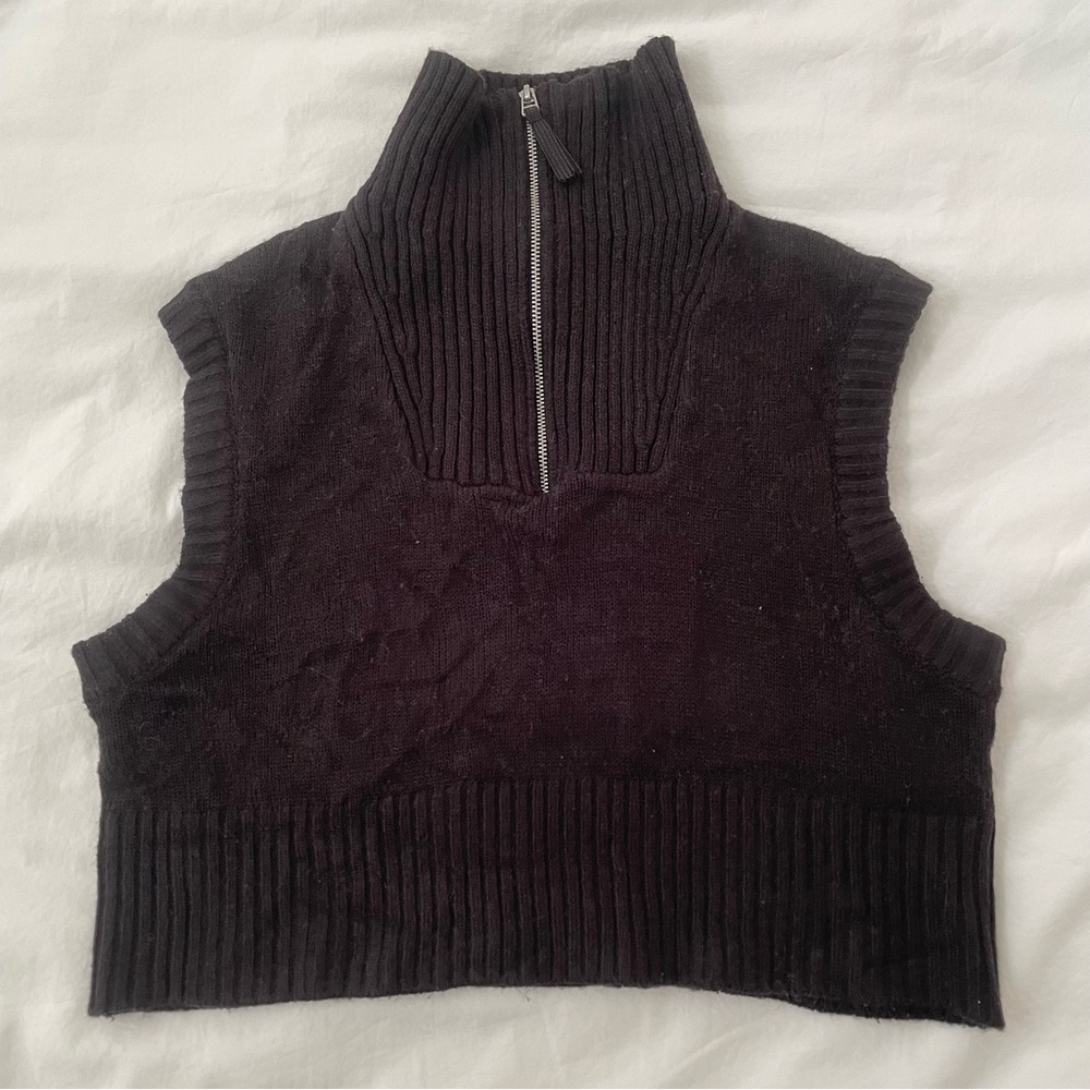 H&M Divided Cropped Half-Zip Mock Neck Sleeveless Knit Vest in Black